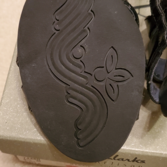 NWT Clarks Artisan Della Strap Black Sandal Stack Look Heel w/ Original Box - Picture 5 of 16